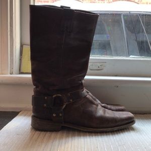 Frye boots size 8.5. I wear a size 9 normally!